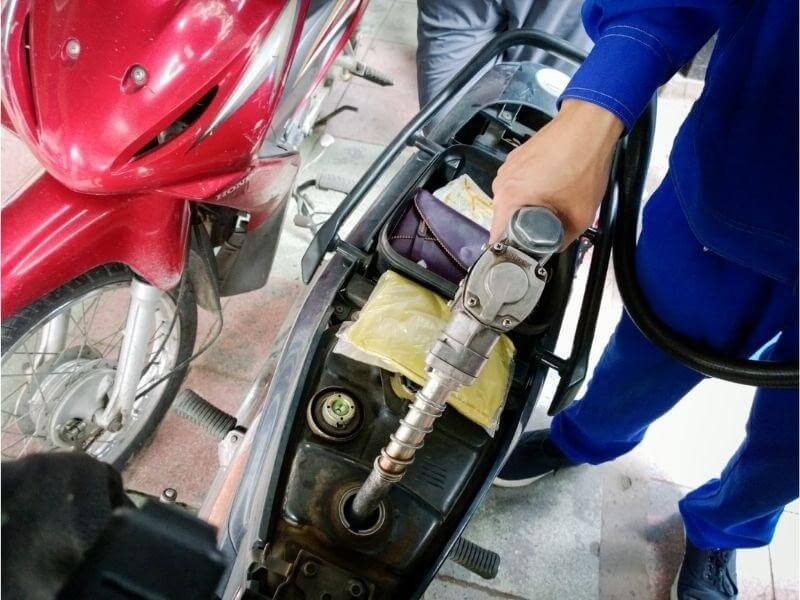 Dầu nhớt xe máy loại bỏ bụi bẩn bên trong động cơ, giúp xe tiết kiệm nhiên liệu hiệu quả.