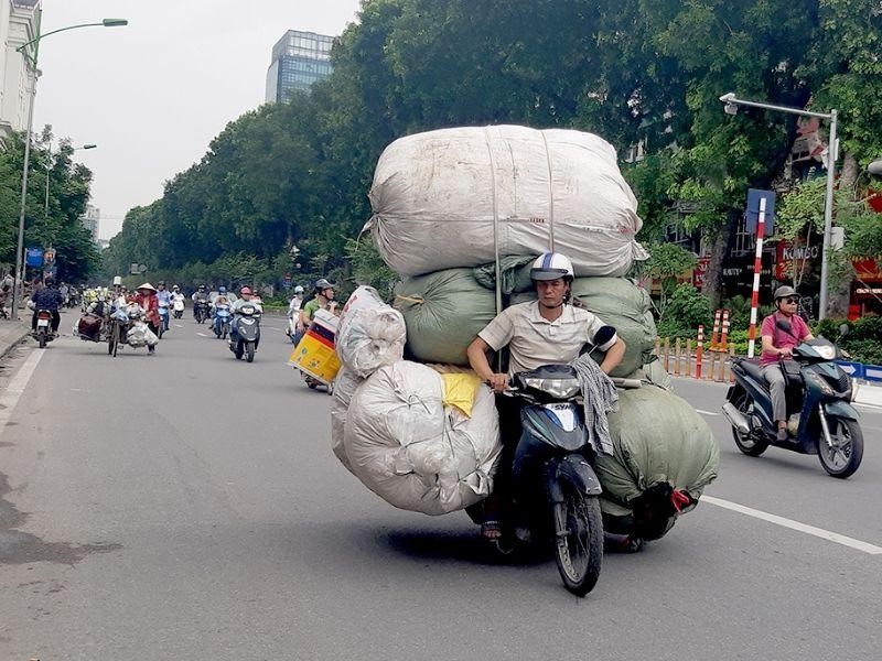Chở hàng hoá quá tải cũng là nguyên nhân làm cho yên xe máy bị gãy.