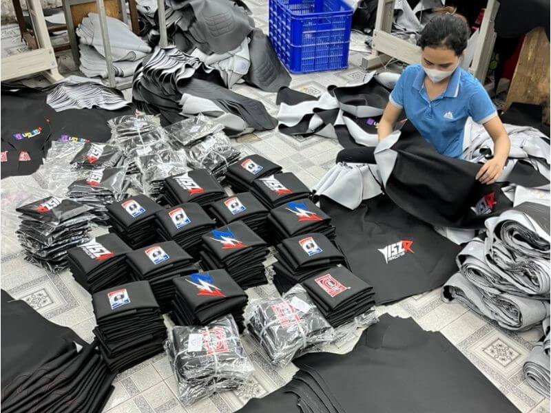 Gia công yên xe máy để tạo khác biệt và tăng nhận diện thương hiệu cho các chủ tiệm.