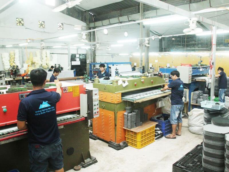 Lấy hàng trực tiếp từ xưởng sản xuất là lựa chọn hàng đầu của nhiều chủ tiệm.