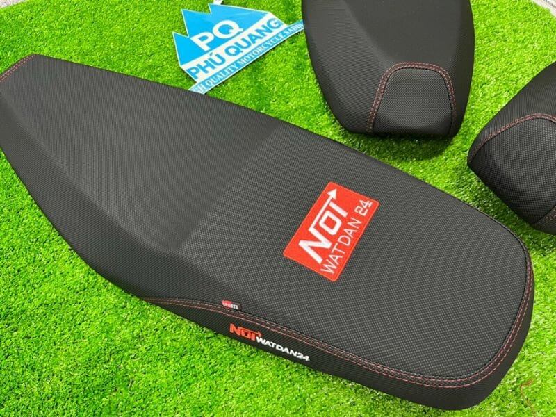 Bọc yên xe máy carbon nhám được lựa chọn với mục đích tân trang xe máy.