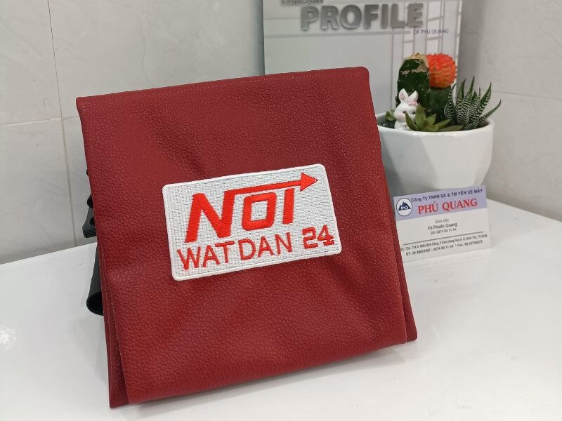 Da bọc yên xe máy simili vân kim cương thêu chữ.