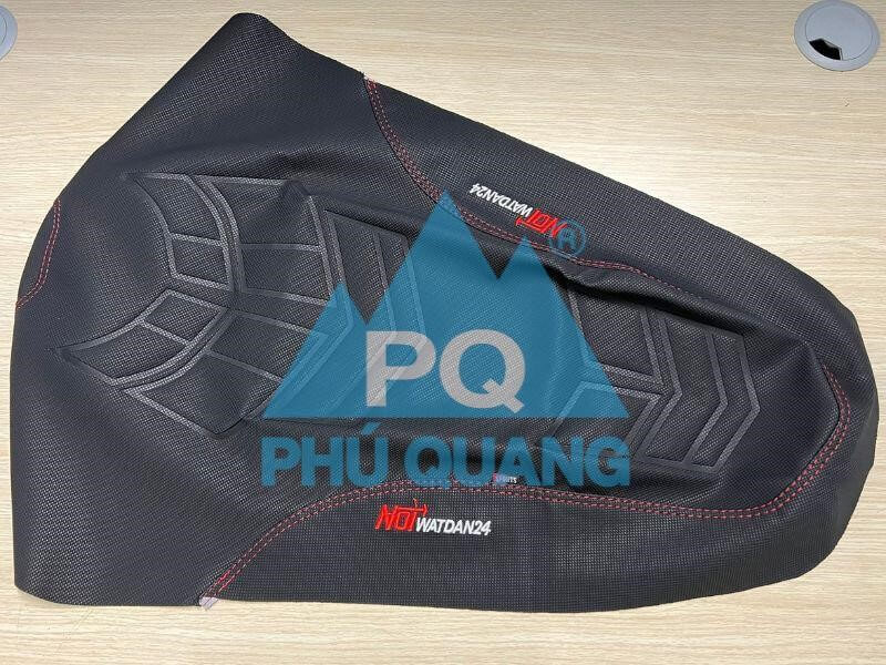 Da bọc yên xe máy chất liệu carbon nhám xương cá.