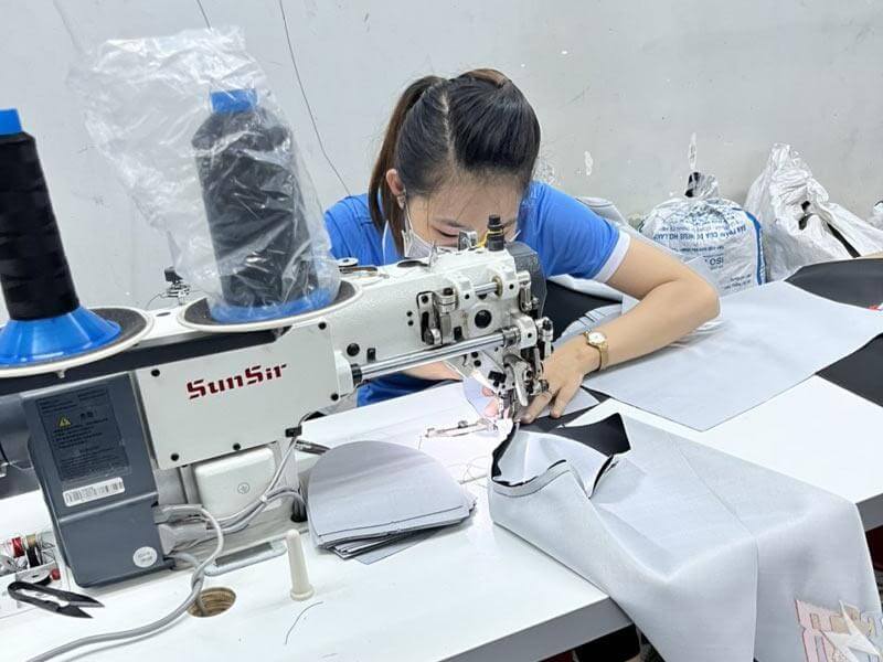 Da yên xe máy Phú Quang may theo công nghệ mới.