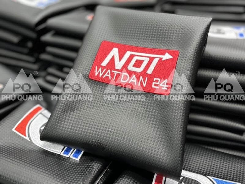 Bao yên xe máy chất liệu carbon vân 3D caro tại Phú Quang.