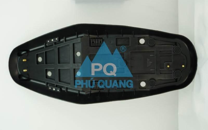 Xưởng yên xe máy Phú Quang sản xuất và cung cấp sỉ lẻ đế nhựa yên xe.