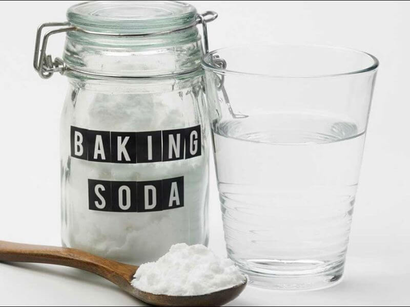Tuyệt chiêu xử lý yên xe máy bị mốc bằng baking soda.