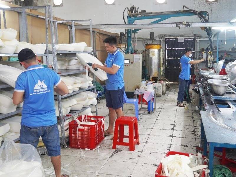 Công ty sản xuất yên xe máy Phú Quang chuyên phụ tùng mút - da yên - yên thành phẩm.
