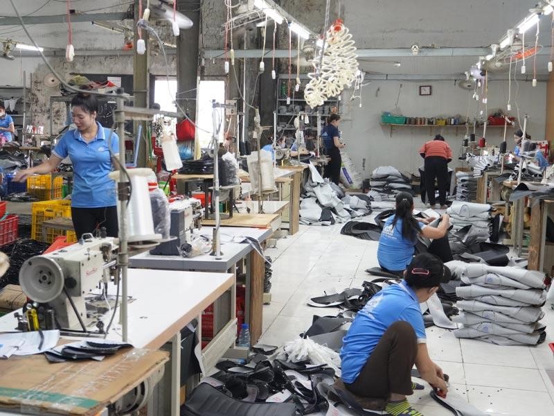 Người mua có thể mua sỉ lẻ da yên - mút đế - yên thành phẩm tại xưởng Phú Quang.
