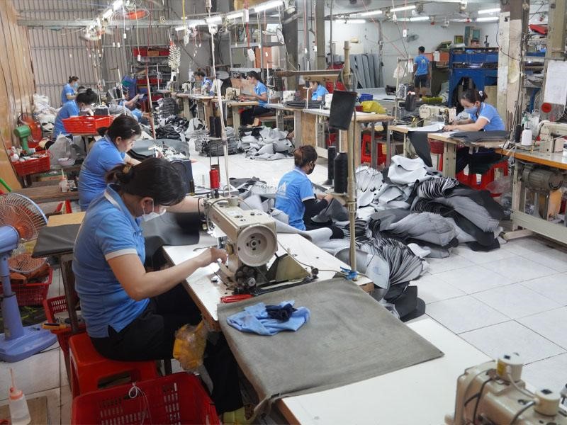 Thợ may Phú Quang tay nghề cao tỉ mỉ trong từng khâu sản xuất