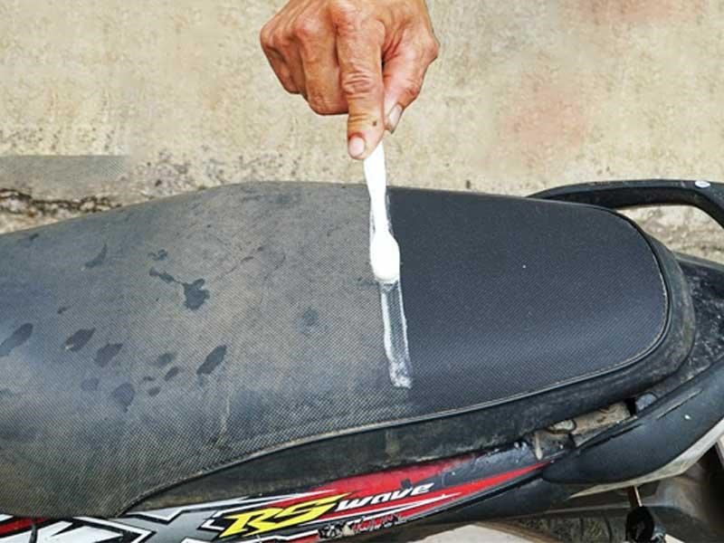 Lý do biker cần làm sạch yên xe máy thường xuyên.