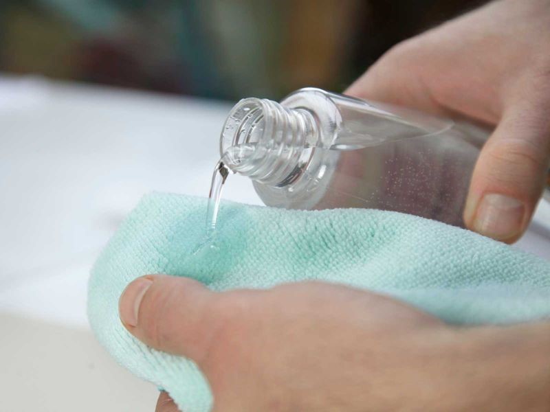 Bỏ túi mẹo làm sạch yên xe máy bị mốc bằng rượu.