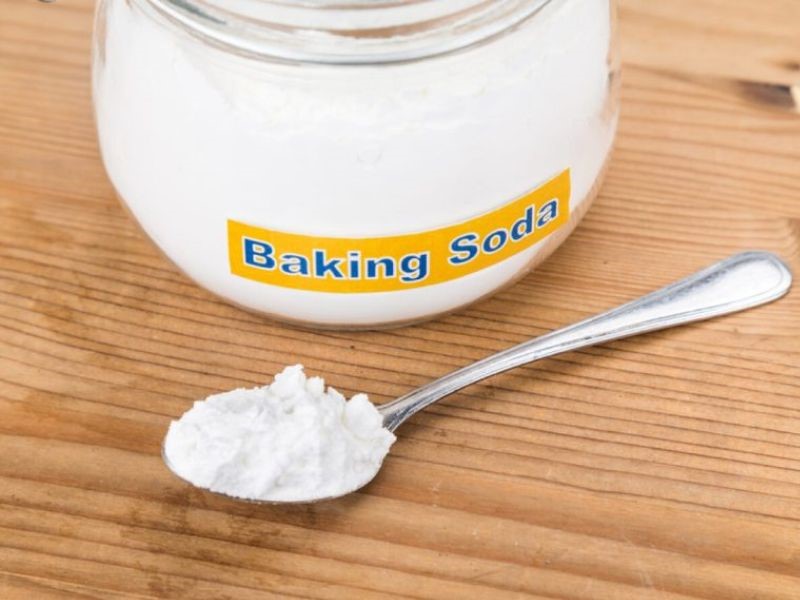 Cách làm sạch yên xe máy bị mốc bằng baking soda.