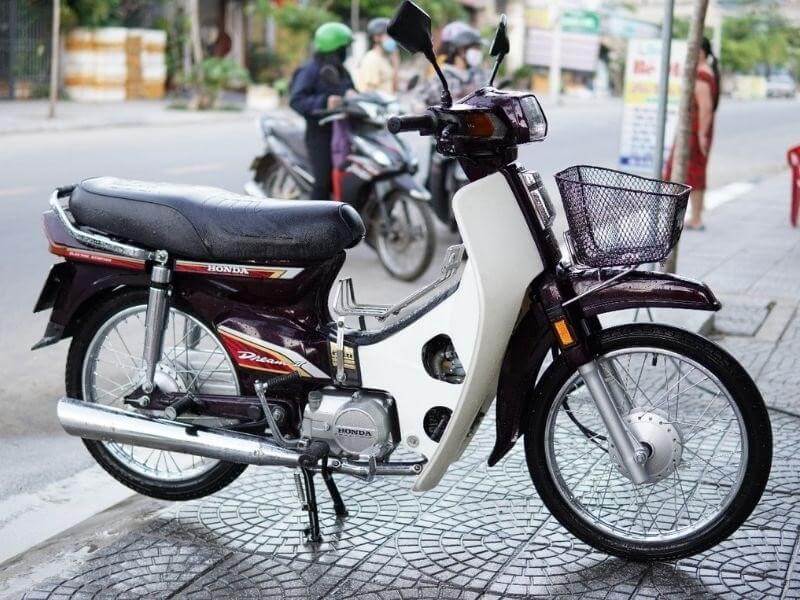Quan sát kỹ về các chi tiết nhỏ như: còi, ắc quy, giảm xóc…