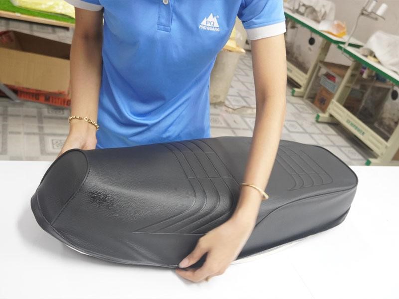 Sử dụng yên xe máy di chuyển hàng ngày chọn loại simili truyền thống