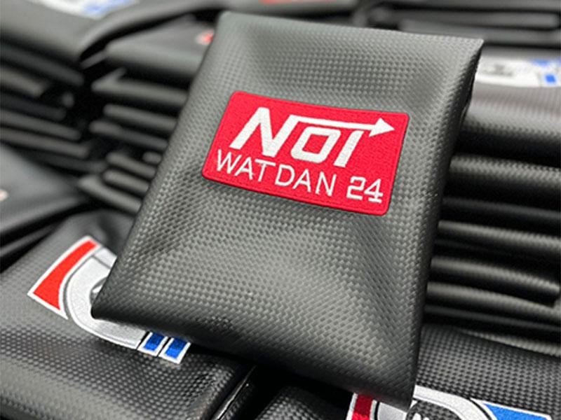 Loại vỏ yên chất liệu carbon 3D vân caro
