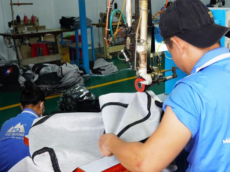 Vỏ yên thương hiệu Phú Quang chống nước tốt nhờ lăn keo chống thấm dưới các đường chỉ may
