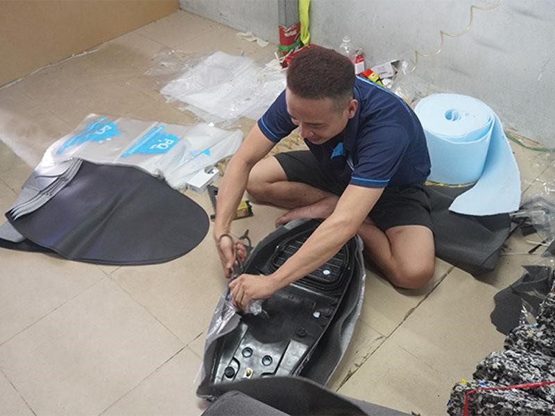 Tay nghề thợ bọc yên xe máy quyết định trực tiếp đến tính thẩm mỹ của chiếc yên làm lại